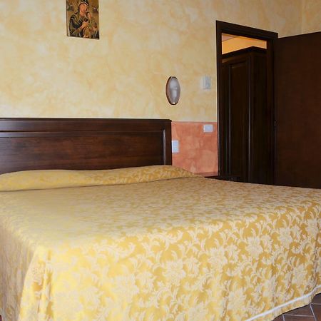 Hotel Oasi Neumann กอร์โตนา ภายนอก รูปภาพ