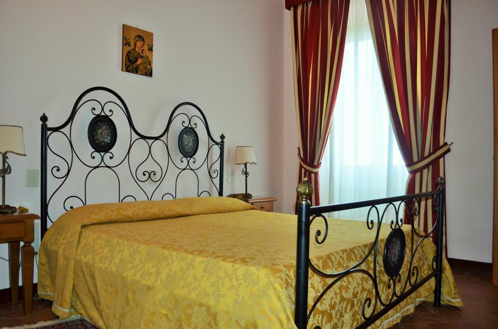 Hotel Oasi Neumann กอร์โตนา ภายนอก รูปภาพ