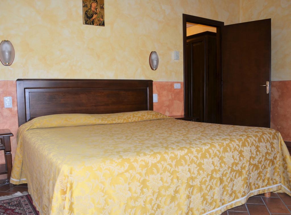 Hotel Oasi Neumann กอร์โตนา ภายนอก รูปภาพ