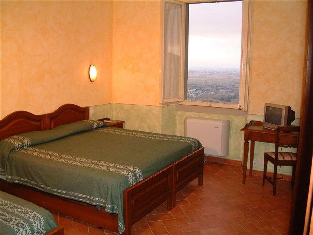 Hotel Oasi Neumann กอร์โตนา ภายนอก รูปภาพ
